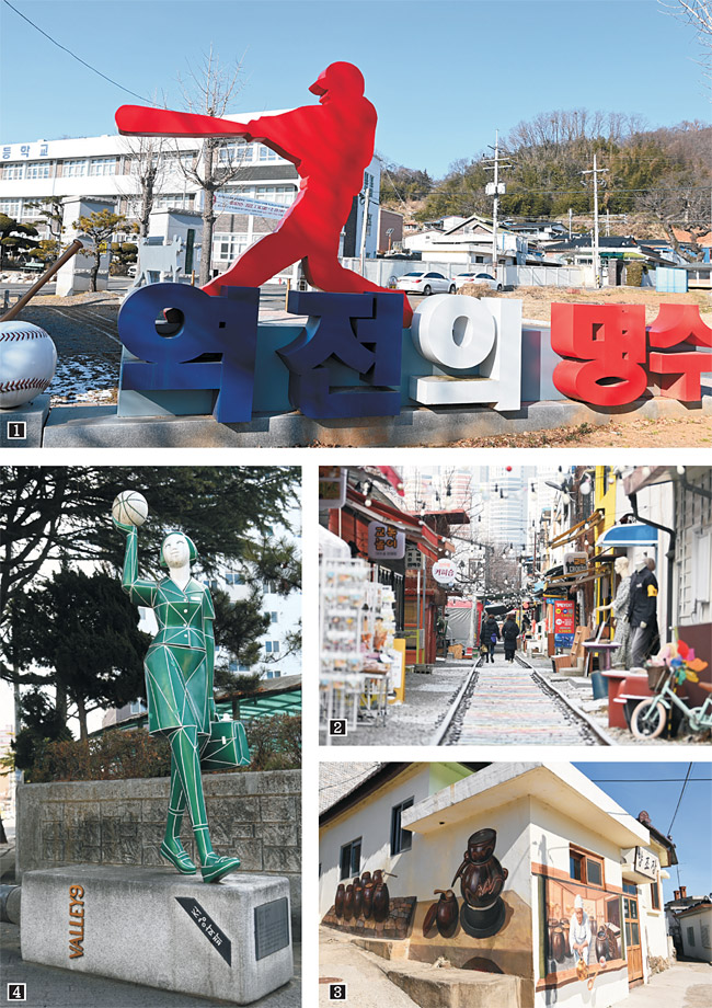 ① 군산상고 정문 앞에 세워진 ‘역전의 명수’ 조형물. 학교 정문으로 이어지는 도로 110m쯤이 ‘야구의 거리’로 조성됐다. 군산상고가 역전 우승한 1972년 7월 19일 황금사자기 야구대회 결승전은, 50년이 지난 지금도 군산시민들의 집단 기억 속에 있다. ② 레트로 느낌으로 가득한 경암동 철길마을. ③ 1970~1980년대 달동네를 재현한 신흥동 말랭이마을의 양조장 벽화. ‘말랭이’란 고갯마루를 뜻하는 사투리로 마을이 비탈에 있어서 붙여진 이름이다. ④ 백화양조 공장이 있던 현대오솔아파트 자리에 세워진 여고생 조형물. 인근에 여학교가 많아 등교하는 여고생을 형상화한 것이라는데, 여학생이 딛고 선 게 백화양조가 만들어 히트했던 양주 ‘베리나인’ 병이다.