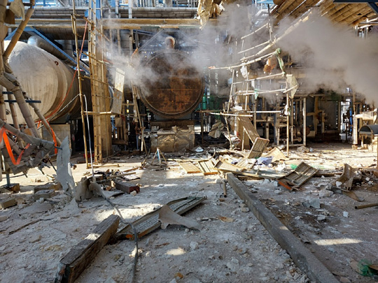11일 오전 열교환기 기밀테스트(누출 확인시험) 중 폭발사고가 발생한 전남 여수시 화치동 48-26 국가산업단지 내 여천NCC 제3공장에 깨진 자재들이 어지럽게 널브러져 있다.  연합뉴스