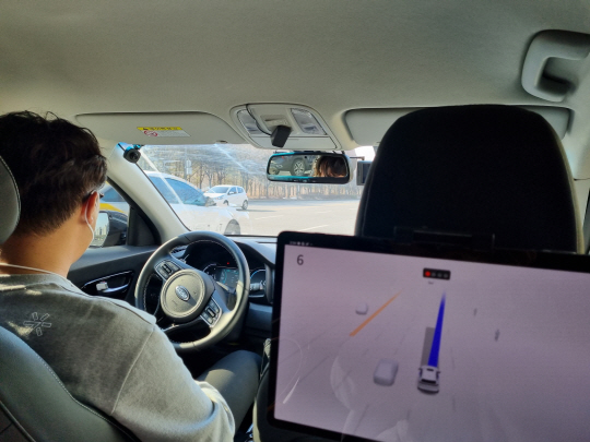 서울 마포구 상암동에서 자율주행차 유료운송이 시작된 10일, 운전기사가 핸들에서 손을 뗐지만 차량이 스스로 운행을 하고 있다.