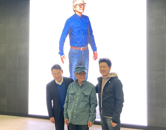 대체불가능토근(NFT) 회사를 공동 설립한 갤러리현대의 도형태(왼쪽) 대표와 알타바그룹의 구준회(오른쪽) 대표가 이건용 작가와 함께 포즈를 취했다. 뒤는 NFT 작품을 만들기 위한 이 작가의 아바타.