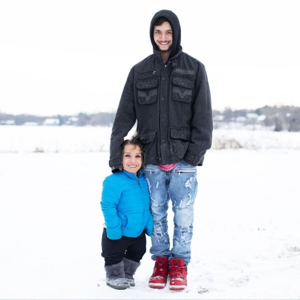 [서울=뉴시스] 미국 미네소타에서 온라인을 통해 만나 사랑에 빠진 키 86㎝의 새시 캐시(32)와 170㎝인 블레이크(19)의 모습. (출처 : 유튜브 영상 캡처) 2022.02.11. *재판매 및 DB 금지