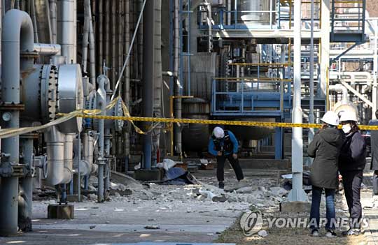 (여수=연합뉴스) 11일 전남 여수시 화치동 여수국가산업단지 내 여천NCC 3공장에서 관계자들이 폭발 현장을 둘러보고 있다. 폭발은 오전 9시 26분께 열교환 기밀시험(테스트) 도중 발생했고, 현장에 있던 작업자 8명 가운데 4명이 사망하고 4명은 중·경상을 입고 병원으로 옮겨졌다. 2022.2.11 i