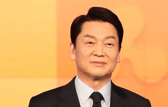 (서울=연합뉴스) 국민의당 안철수가 11일 오후 서울 중구 매경미디어센터에서 열린 한국기자협회 주최 방송 6개사 공동 주관 2022 대선후보 초청 토론회 시작에 앞서 기념촬영을 하고 있다. 2022.2.11 [국회사진기자단]