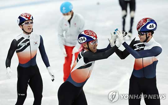 (베이징=연합뉴스) 11일 베이징 캐피털 실내 경기장에서 열린 2022 베이징 동계올림픽 쇼트트랙 남자 5000m 계주 준결승에서 곽윤기와 이준서가 기뻐하고 있다. 2022.2.11