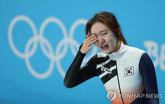 (베이징=연합뉴스)  11일 베이징 캐피털 실내 경기장에서 열린 2022 베이징 동계올림픽 쇼트트랙 여자 1000미터 결승에서 최민정이 2위로 들어온 후 눈물을 흘리고 있다. 2022.2.11