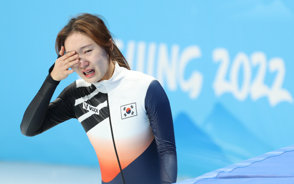최민정이 11일 밤 중국 베이징의 캐피털실내경기장에서 열린 2022 베이징동계올림픽 쇼트트랙 여자 1000m 결승전에서 은메달을 따낸 뒤 기쁨의 눈물을 흘리고 있다. 뉴시스