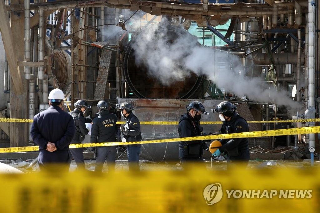 (여수=연합뉴스) 11일 전남 여수시 화치동 여수국가산업단지 내 여천NCC 3공장에서 과학수사대가 폭발 현장을 살피고 있다. 폭발은 오전 9시 26분께 열교환 기밀시험(테스트) 도중 발생했고, 현장에 있던 작업자 8명 가운데 4명이 사망하고 4명은 중·경상을 입고 병원으로 옮겨졌다. 2022.2.11