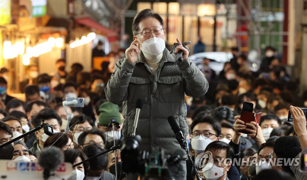 (서귀포=연합뉴스) 더불어민주당 이재명 대선후보가 13일 제주도 서귀포시 매일올레시장에서 즉석연설을 통해 지지를 호소하고 있다. 2022.2.13