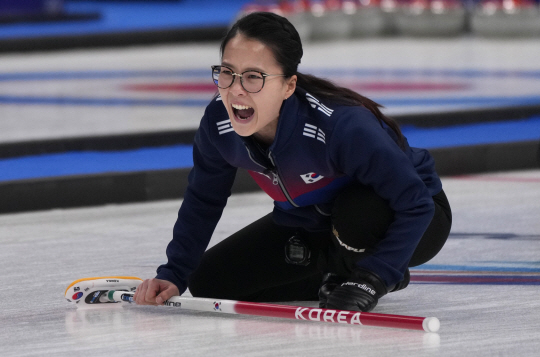 팀킴의 스킵(주장) 김은정이 13일 중국 베이징의 국립아쿠아틱스센터에서 열린 2022 베이징동계올림픽 컬링 여자 풀리그 4차전에서 동료들에게 스위핑을 지시하고 있다. AP연합뉴스