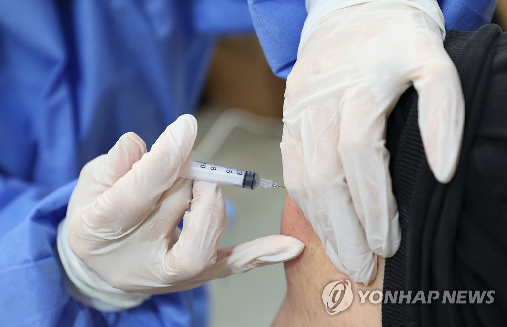 (서울=연합뉴스) 20일 서울 중구 중림동주민센터에서 의료진이 신종 코로나바이러스 감염증(코로나19) 백신 접종을 하고 있다. 2021.12.20