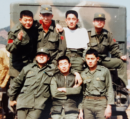 앞줄 왼쪽부터 한호영·정춘기·어윤정 병장. 뒷줄 왼쪽부터 박종은·최훈영·정광수 병장 그리고 필자.