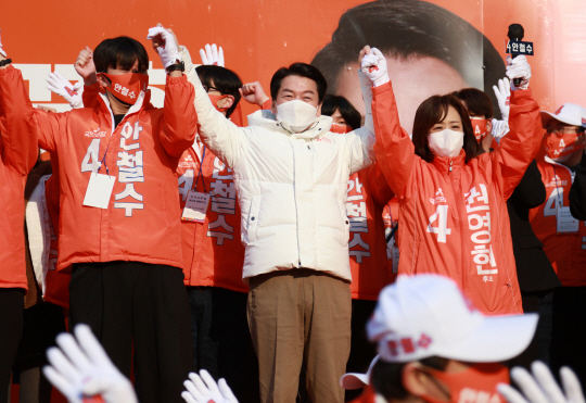 안철수(가운데) 국민의당 대선 후보가 공식 선거운동이 시작된 15일 오전 대구 중구 반월당역 인근에서 첫 유세를 하고 있다.  연합뉴스