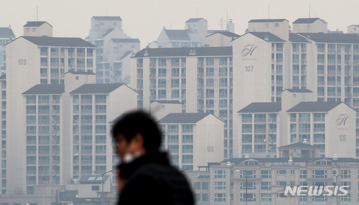 [서울=뉴시스] 서울 원효대교에서 서울 시내 아파트 단지가 보이고 있다.  2021.12.24.