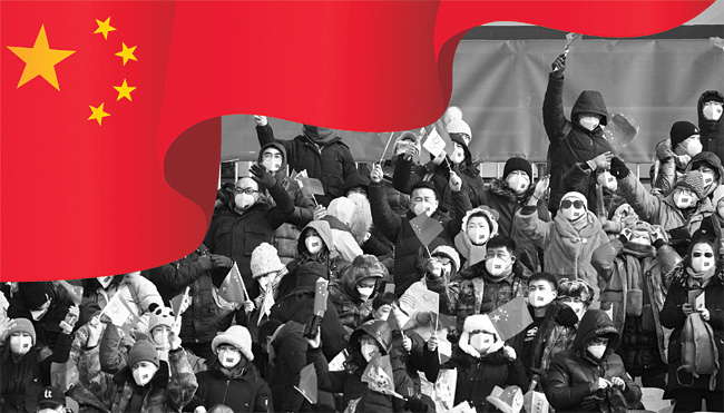 중국인 관람객들이 지난 9일 2022 베이징동계올림픽 스노보드 여자 하프파이프 예선경기가 열린 장자커우의 겐팅 스노파크에서 국기인 오성홍기를 흔들면서 자국 선수를 응원하고 있다. 10일 열린 결선에서는 2018 평창동계올림픽에서 금메달을 딴 한국계 미국 선수 클로이 김이 올림픽 2연패를 달성했다. AP뉴시스