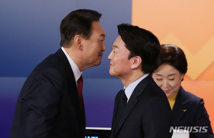 [서울=뉴시스] 국회사진기자단 = 국민의힘 윤석열 대선 후보와 국민의당 안철수 대선 후보가 11일 오후 서울 중구 매경미디어센터에서 열린 한국기자협회 주최·방송 6개사 공동 주관 ‘2022 대선후보 초청 토론’에서 인사를 마친 뒤 이동하고 있다. 2022.02.11.