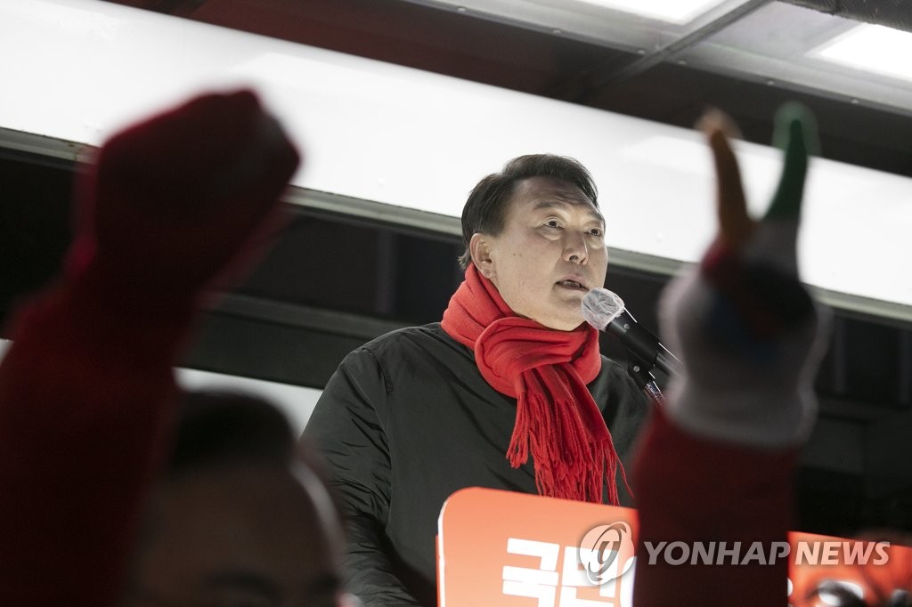 (원주=연합뉴스)  국민의힘 윤석열 대선 후보가 16일 저녁 강원 원주시 문화의거리에서 열린 ‘국민이 키운 윤석열 강원도 살리기!’ 원주 거점유세에서 발언하고 있다. 2022.2.16 [공동취재]