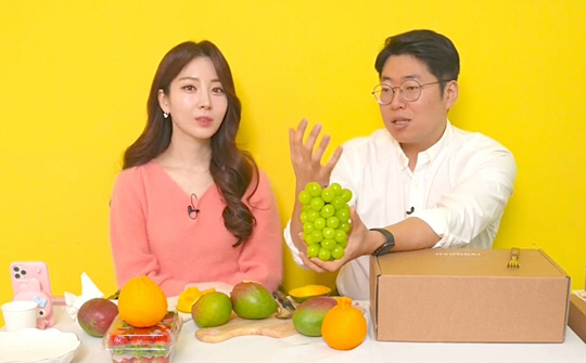 현대백화점그룹은 새로운 유통 플랫폼으로 떠오르고 있는 라이브커머스 부문 강화에 나선다. 전문 쇼호스트를 늘리고 플랫폼별 방송 횟수도 크게 늘릴 계획이다.