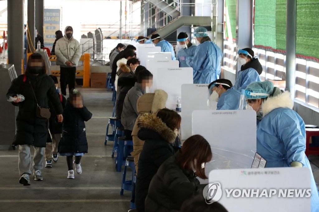 (광주=연합뉴스) 17일 오전 광주 북구선별진료소에서 시민들이 코로나19 신속항원검사를 하고 있다.2022.2.17