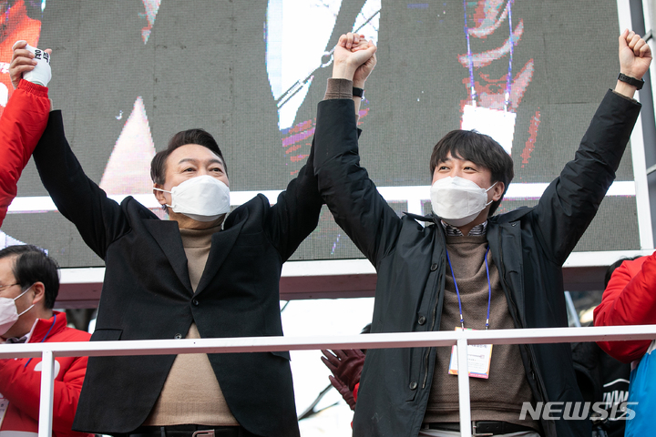 [대구=뉴시스]  윤석열 국민의힘 대선 후보와 이준석 대표가 18일 대구 달성군 대실역 사거리에서 지지를 호소하고 있다. 2022.02.18.