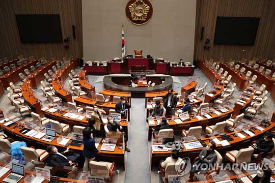 (서울=연합뉴스) 맹성규 간사를 비롯한 더불어민주당 국회 예결위원들이 18일 오후 예결위 전체회의가 정회된 뒤 서울 여의도 국회 예결위 회의장에서 회의 속개 촉구 농성을 시작하고 있다. 2022.2.18