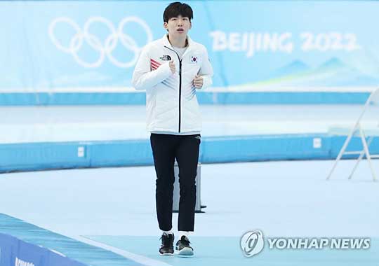 (베이징=연합뉴스) 정재원이 19일 중국 베이징 국립 스피드스케이팅 경기장(오벌)에서 열린 2022 베이징 동계올림픽 스피드스케이팅 남자 매스스타트 준결승 경기를 앞두고 가볍게 달리기를 하며 몸을 풀고 있다. 2022.2.19