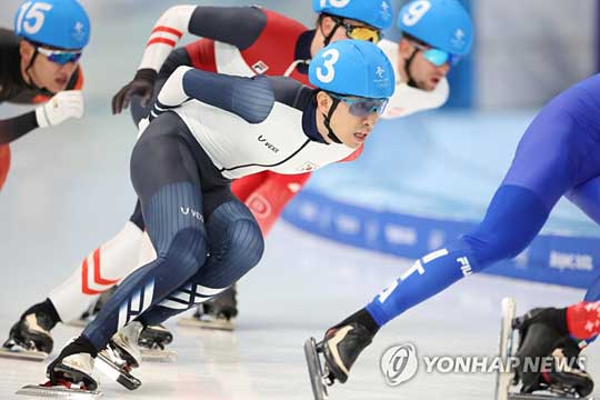 (베이징=연합뉴스) 이승훈이 19일 중국 베이징 국립 스피드스케이팅 경기장(오벌)에서 열린 2022 베이징 동계올림픽 스피드스케이팅 남자 매스스타트 준결승에서 역주하고 있다. 2022.2.19