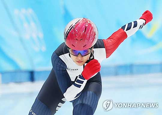 (베이징=연합뉴스) 김보름이 18일 오후 중국 베이징 국립 스피드스케이팅 경기장(오벌)에서 열린 공식훈련에서 질주하고 있다. 2022.2.18