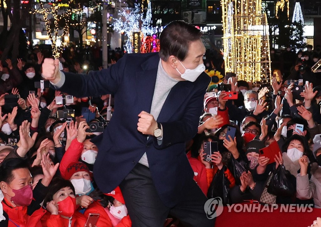 (창원=연합뉴스) 국민의힘 윤석열 대선 후보가 19일 오후 경남 창원시 상남분수 광장에서 열린 유세에서 어퍼컷 세리머니를 하고 있다. 2022.2.19 [공동취재]