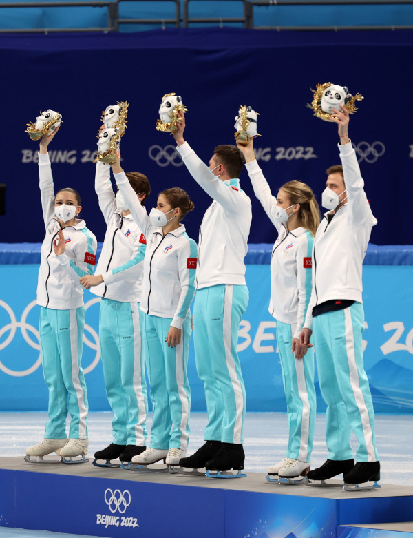 지난 7일 중국 베이징 캐피털실내경기장에서 열린 2022 베이징동계올림픽 피겨 팀이벤트 시상식. 뉴시스