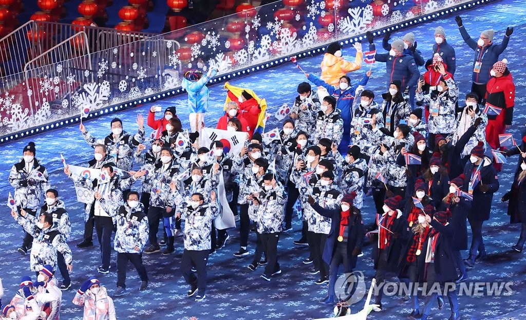(베이징=연합뉴스) 20일 중국 베이징 국립경기장에서 열린 2022 베이징 동계올림픽 폐회식에서 대한민국 선수단이 입장하고 있다. 2022.2.20