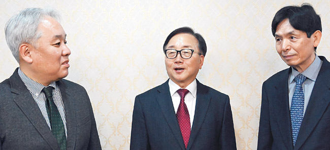 문화일보가 지난 15일 서울 마포구 백범로 경총회관에서 주최한 ‘국민연금 대표소송, 이대론 안 된다’ 긴급진단 좌담회에서 이동근(가운데) 한국경영자총협회 상근부회장과 최준선(오른쪽) 성균관대 명예교수, 곽관훈 선문대 법경찰학과 교수가 추진되는 방안의 각종 문제점에 대해 이야기하고 있다. 김호웅 기자