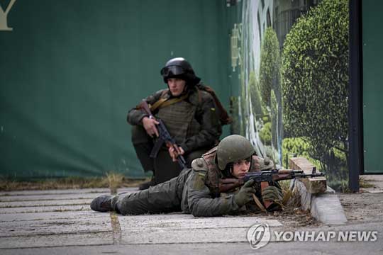 러시아군 키예프 진군에 전투태세 갖추는 우크라군 [AP 연합뉴스 자료사진. 재판매 및 DB 금지]