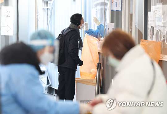 (서울=연합뉴스)  25일 오전 서울역 코로나19 임시선별검사소에서 의료진이 코에 면봉을 넣어 비인두도말 검체를 채취하는 PCR 검사를 하고 있다. 2022.2.25