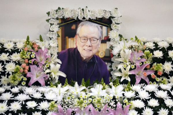 이어령 이화여대 명예석좌교수의 장례식이 서울대병원에서 문화체육관광부 장으로 치러지고 있다. 사진은 빈소에 놓인 영정. 연합뉴스.