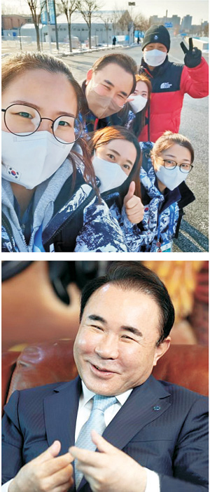 윤홍근 한국선수단 단장이 지난 16일 중국 베이징의 2022 베이징동계올림픽 선수촌에서 여자컬링대표인 팀킴과 함께 셀카를 찍고 있다(위). 윤 단장이 미소를 지으며 인터뷰를 하고 있다(아래).  윤홍근 SNS·연합뉴스