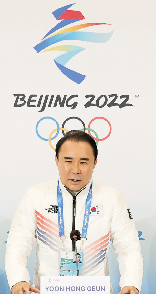 윤홍근 한국선수단 단장이 지난 8일 중국 베이징의 메인미디어센터(MMC)에서 열린 긴급 기자회견에서 결연한 표정으로 2022 베이징동계올림픽 쇼트트랙스피드스케이팅 남자 1000m 준결승 편파판정을 국제스포츠중재재판소(CAS)에 제소하겠다고 밝혔다.  뉴시스
