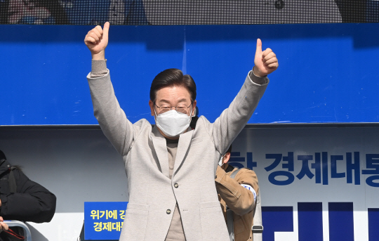 이재명 더불어민주당 대선 후보가 28일 오전 경북 포항시청 앞 광장 유세에서 엄지손가락을 들어 보이며 지지를 호소하고 있다.