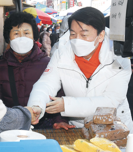 안철수(오른쪽) 국민의당 대선 후보가 28일 오전 전북 고창군의 전통시장을 찾아 상인들과 인사하고 있다.  연합뉴스