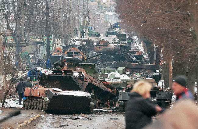 우크라이나 수도 키예프 인근 부차에서 1일 우크라이나인들이 교전 끝에 파괴된 러시아군 탱크 잔해를 살펴보고 있다. 러시아군은 지난 2월 24일 우크라이나 침공 이후 키예프 함락을 시도하고 있지만, 우크라이나군의 결사항전으로 수도 진입을 하지 못하고 있다. AP연합뉴스