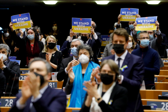 러시아의 우크라이나 침공에 대응하는 방안을 논의하기 위해 1일 벨기에 브뤼셀에서 열린 유럽의회 특별회의에서 의원들이 ‘우리는 우크라이나와 함께한다’는 팻말을 들고 있다.  EPA 연합뉴스