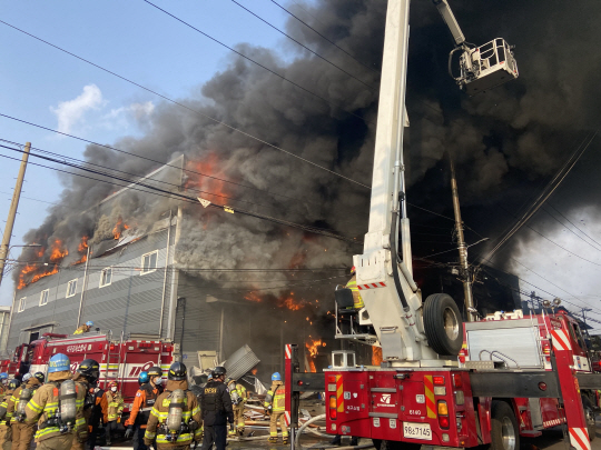 1일 오후 2시 15분쯤 대구 서구 중리동 한 섬유기계 공장에서 화재가 발생해 소방당국이 진화작업을 벌이고 있다.  연합뉴스