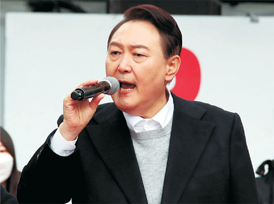 윤석열 국민의힘 대선 후보가 1일 서울 서대문구 현대백화점 신촌점 앞 유세에서 지지를 호소하는 연설을 하고 있다.  연합뉴스