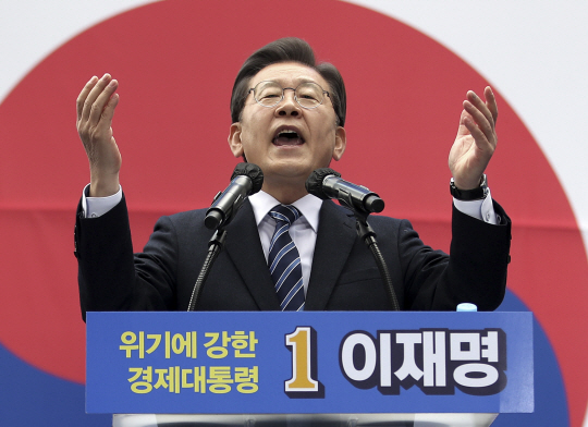 이재명 더불어민주당 대선 후보가 1일 서울 중구 명동 유세에서 두 손을 들어 지지를 호소하고 있다.  뉴시스