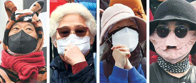 제20대 대통령 선거가 일주일여 앞으로 다가온 1일 유권자들이 다양한 복장과 표정을 한 채 대선 후보들의 유세를 듣고 있다.   김선규·신창섭 기자