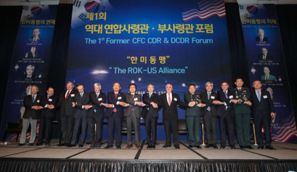 2019년 11월 13일 서울 중구 밀레니엄 힐튼 서울 호텔에서 열린 ‘제1회 역대 연합사령관·부사령관 포럼’에서 참석자들이 기념사진을 찍고 있다. 왼쪽부터 3번째 제임스 서먼 전 한미연합사령관, 5번째 월터 샤프 전 한미연합사령관, 9번째 존 틸럴리 전 한미연합사령관, 12번째 커티스 스카파로티 전 한미연합사령관. 기사 내용과 직접 상관 없음. 국방일보 제공