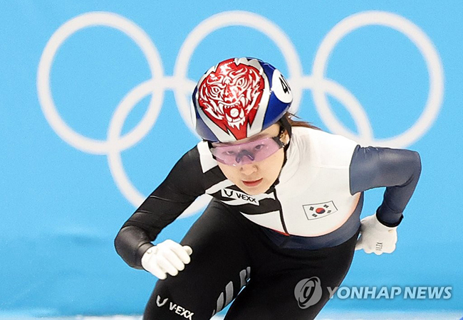 쇼트트랙 최민정이 16일 중국 베이징 캐피털 실내 경기장에서 열린 2022 베이징 동계올림픽 쇼트트랙 여자 1,500m 결승에서 결승선을 향해 역주하고 있다. 2022.2.16  [연합뉴스 자료사진]