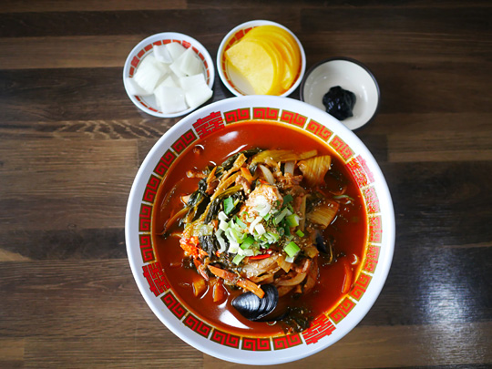 우거지를 잔뜩 넣어 끓여 낸 경북 상주 외남반점의 우거지 짬뽕. 우거지 특유의 구수하고 시원한 맛이 인상적이다.