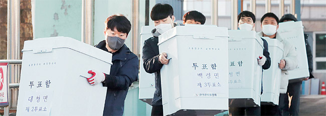 인천시선거관리위원회 직원들이 3일 오전 인천항 연안여객터미널에서 백령도를 비롯한 인천지역 섬에서 사용할 투표함을 여객선에 싣기 위해 줄지어 이동하고 있다. 이날 중앙선거관리위원회는 “제20대 대선 사전투표가 3월 4일과 5일 이틀간 전국 3552개 사전투표소에서 실시된다”고 밝혔다.  연합뉴스