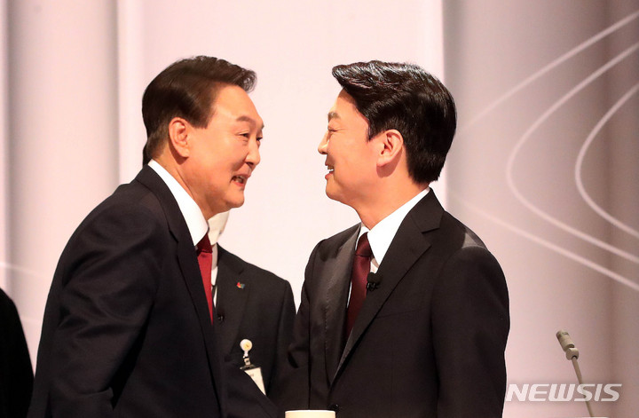 [서울=뉴시스] 국회사진기자단 = 윤석열 국민의힘, 안철수 국민의당 대선 후보가 25일 서울 마포구 SBS 프리즘타워 오디토리움에서 열린 중앙선거관리위원회 주관 두 번째 TV 토론회에 앞서 인사하고 있다. 2022.02.25.