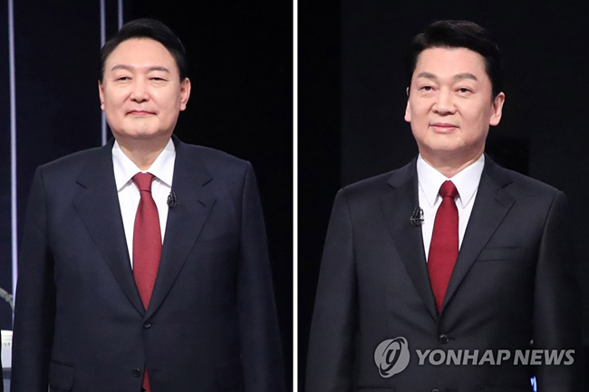 (서울=연합뉴스) 2일 서울 KBS 스튜디오에서 열린 중앙선거관리위원회가 주관하는 제20대 대통령선거 후보자 3차 사회분야 방송토론회에 참석한 국민의힘 윤석열 대선후보와 국민의당 안철수 대선후보. 2022.3.2 [국회사진기자단]